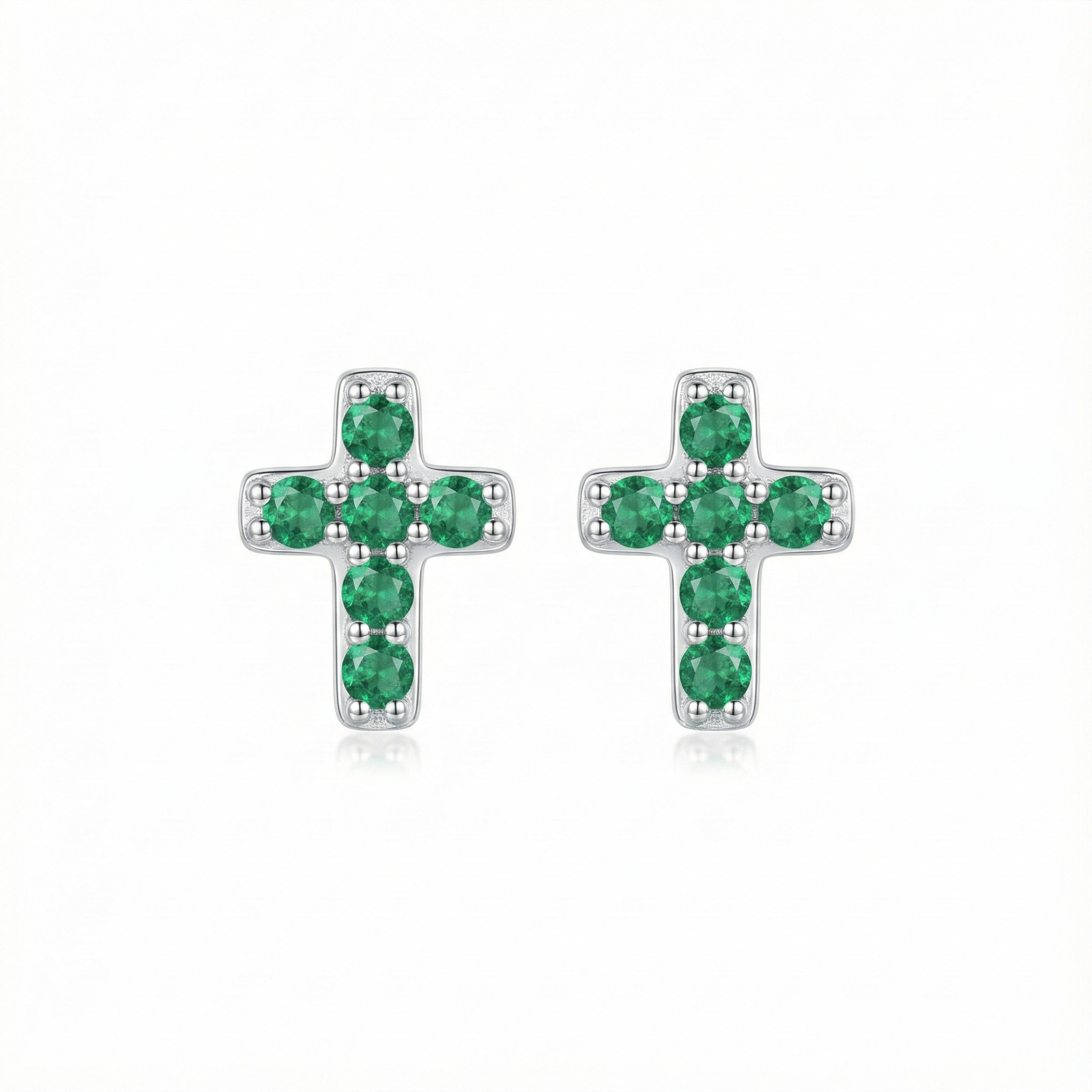 Boucles d'oreilles puces croix en argent 925 serties de zircons vert émeraude, style précieux et royal.
